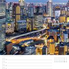 Februar, Woche 08, kalendarische Tage, Blick über eine erleuchtete Stadt mit Hochhäusern und Straßen.