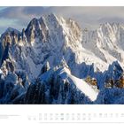 Text: "Blick von der Aiguille de Midi (3.842 m) auf die Aiguille du Dru (3.754 m) und die Grands Montets". Schneebedeckte Berge.