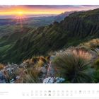 12. Das kleine Drakensberg in der Dämmerung. Foto: Nicolas Rössler. Ein Sonnenaufgang über grünen Bergen und Felsen.