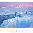 12. Inseln umgeben von Eis im Sonnenuntergang. Blauer Himmel, rosa beleuchtete Berge im Hintergrund.