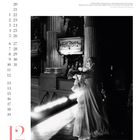 Kalenderdaten 20-31, Primaballerina Margot Fonteyn verbeugt sich, September 1966. Elegant gekleidete Menschen klatschen. Nummer 12 in Rot.