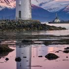 Leuchtturm Heggholmen fyr auf der Insel Golsøya, Norwegen. Kalenderseite für Dezember mit Berglandschaft im Hintergrund.