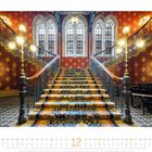 12, Dezember. Prunkvolle Treppe mit verzierten Geländern, roten Wänden und Glasfenstern. Opulente Deckenleuchten.