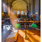 11. März; Mo 15, Di 16, Mi 17, Do 18, Fr 19, Sa 20, So 21. Großes Bibliotheksinnere mit hohen Decken und Holzstühlen.