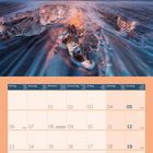 Zitat: „Wir alle haben zwei Leben. Das zweite beginnt, wenn wir realisieren, dass wir nur eins haben.“ Darunter ein Kalender.