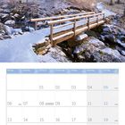 Dezember 2027 Kalender, Pfad durch schneebedeckte Landschaft mit einem Holzsteg im Vordergrund vor Mount Rainier, USA.