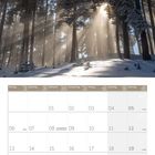 122027. Montag bis Sonntag auf Deutsch und Englisch. Tabelle mit Dezembertagen. Schnee, Bäume, Sonnenstrahlen im Wald.