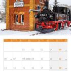 Kalenderblatt für Dezember 2027, Titel: "Dampflok der Preßnitztalbahn in Steinbach bei Jöhstadt". Lok vor Backsteingebäude.