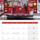 Ein Feuerwehrwagen mit Text "KEEP BACK 200 FEET" und Kalender für Dezember 2027, darunter Feiertage markiert.