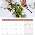 Kalenderblatt Dezember 2027, mit Feiertagen. Zwei Eichelhäher im Schnee, einer fliegt mit Futter, der andere sitzt.