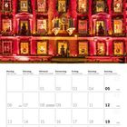 Ein rot beleuchtetes Gebäude zeigt adventliche Zahlen in Fensterrahmen. Unten ein Kalenderblatt für Dezember 2027.