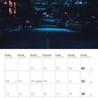 Kalenderblatt für Dezember 2027 mit Wochentagen, Feiertagen und einem nächtlichen Stadtbild im Hintergrund.