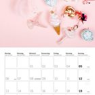 Ein Kalenderblatt für Dezember 2027, verziert mit rosa Deko-Elementen wie Flamingos, einem Donut und Eiscreme.