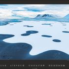 Kalender Dezember. Schneebedeckte Landschaft am Wasser mit Bergen im Hintergrund.