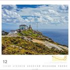 Kap Finisterre, Galicien, Spanien. Kalender mit Küstenlandschaft, Meer, Leuchtturm und bewölktem Himmel im Hintergrund.