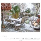 12 2027: Ein verschneiter Garten mit einem Tisch, Stühlen, Pflanzen und Dekosternen.