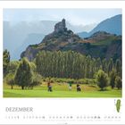 Dezemberkalenderblatt. Ein Golfplatz mit Spielern im Vordergrund, dahinter ein Hügel mit einer Burg und Bergen im Hintergrund.