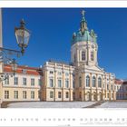 Schloss Charlottenburg mit schneebedecktem Hof unter blauem Himmel, links eine Laterne, Kalenderseite mit Monat Dez.