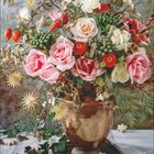 Kalender mit Dezember 2027-Daten. Blumenstrauß in bronzener Vase mit Rosen und Gräsern auf Marmortisch.