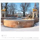 "Löwenbrunnen, Schloss Glienicke, Berlin. Dezember 2027." Ein verschneiter Brunnen mit goldenen Löwenstatuen.