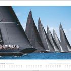 DEZEMBER, darunter Kalender. Segelboote mit schwarzen Segeln auf blauem Meer; viele Menschen auf einem Boot.