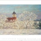 "Dezember: Wintergemälde einer Kirche im Schnee. Schneebedeckte Bäume vor der Kirche, blauer Himmel."