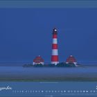 "Dezember 2027" steht über einem blau beleuchteten Leuchtturm, umgeben von zwei roten Häusern im Nebel.