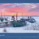 Dezember 2027. Zwei Boote an einem verschneiten Steg bei Sonnenuntergang, der Himmel zeigt Rosa- und Orangetöne.