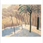 Schwarz-weißer Kalender mit Gemälde verschneiter Waldlandschaft. Baum mit kahlen Ästen, sanftes Licht, Schatten im Schnee.