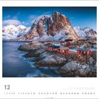 Text: "Hamnøy, Moskenesøy, Lofoten | Foto: © Jan Møllerhaug/visitnorway.com"

Küstenlandschaft mit roten Häusern an schneebedeckten Hügeln.