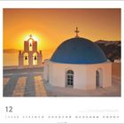 Kalenderblatt Dezember. Weiße Kirche mit blauer Kuppel vor Sonnenuntergang auf Santorini.