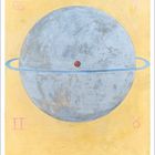 Kalender: Dezember. Illustration eines grauen Planeten mit blauen Ringen und drei astrologischen Symbolen auf gelbem Hintergrund.