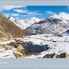 Dezember 2027. Verschneite Berglandschaft mit Felsen und klarem Himmel. Kalenderseite.