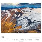 Berg Kollóttadyngja 1102 m ü. M., Typikus Pálsonarhraun. Dezemberkalender mit einer Aufnahme von schneebedeckten Bergen.