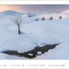 Kalenderblatt mit Datum 12. Schneelandschaft mit kahlem Baum und Bach. Sanfte Hügel im Hintergrund bei Sonnenuntergang.