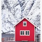 Kalenderseite für Dezember, großes rotes Haus vor schneebedecktem Berg, blauer Himmel mit Wolken.