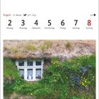 Augustkalender: 2.-8. August. Bild zeigt ein Torfhausfenster mit grasbewachsener Umgebung und bunten Blumen.
