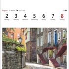 Kalenderwoche ab 2. August. Bildunterschrift: "Ramsay Garden in Edinburgh". Kopfsteinpflasterstraße mit bunten Gebäuden.