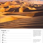 Kalender für August, 31. Woche. Löwe 23.7.–22.8. Zitat: "Die Dünen verändern sich mit dem Wind, aber die Wüste bleibt dieselbe." - Paulo Coelho. Oben weite Sanddünen.