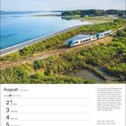 August 31. Woche. Montag, 2. An der Südküste der Bretagne liegt die Halbinsel Quiberon. Ein Zug fährt durch eine grüne Landschaft.