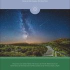 Zitat von Antoine de Saint-Exupéry über Sterne. Unter Sternenhimmel ein Pfad durch eine Landschaft, Juni-Kalender.