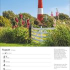 Augustkalender mit Leuchtturm und Blumen. Zitat: "Orientiere dich an den Sternen, aber freue dich über die Blume..."