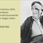 Kalender Juli/August, Zitat von Octavio Paz über Literatur. Text über den Dichter. Schwarz-Weiß-Foto eines nachdenklichen Mannes.
