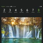 Augustkalender mit Daten 2.–8. und Foto von Wasserfall im Nationalpark Plitvicer Seen, Kroatien.