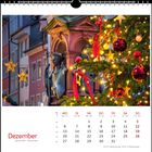 Kalenderblatt für Dezember. Oben festlich geschmückter Platz mit Statue, darüber ein Weihnachtsbaum mit Lichtern und Kugeln.