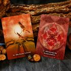 Links: „16. Alte Muster loslassen“; rechts: „11. Aktivierung des Kronenchakras“. Tarotkarten vor Holz.