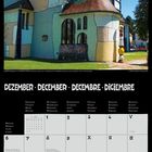 Kalender mit Monat Dezember, Tage in Deutsch und Englisch, bunte Kirche mit goldenen Kuppeln im Hintergrund.