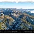 „Der markante Falkenstein liegt vor der zerklüfteten Schrammstein­kette“; „Dezember“; Kalender mit Winterlandschaft und Bergen.