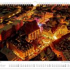 Dezemberkalender mit Bild einer weihnachtlich beleuchteten Altstadt, geschäftige Straßen und erleuchtete Gebäude bei Nacht.