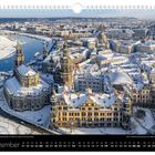 Schneebedeckte Altstadt mit Hofkirche, Schloss und Frauenkirche. Dezemberkalender mit großen, historischen Gebäuden im Schnee.